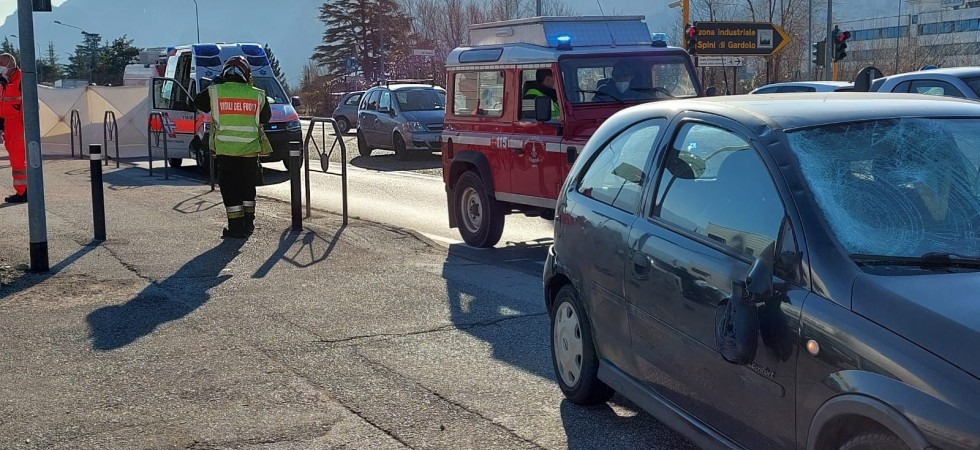 Dramma a Trento, attraversa la strada e viene investito
